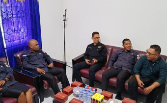 Ketua dan Anggota Bawaslu Kabupaten Manokwari Bersama Insan Media (Ketua PWI & Perwakilan Kantor Berita Antara Papua Barat) Melakukan Silaturahmi Dan Berdiskusi
