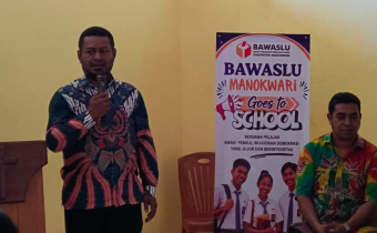 Anggota KPU Manokwari memberikan Materi kepada Siswa/i Terkait Pentingnya Pemilih Pemula Dalam Mengawal Demokrasi 