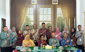 Koordiv PPPS dan Staf Bawaslu Manokwari Beserta Pihak Universitas Muhammadiyah Papua Barat Kepala BPH/Yayasan Wardi, Rektor Ibu Hawa Hasan dan sejumlah Dosen melakukan Foto bersama