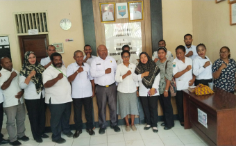 Anggota Bawaslu Manokwari Beserta Jajaran & Kepala Dinas Sosial Kabupaten Manokwari Melakukan Sesi Foto Bersama. 