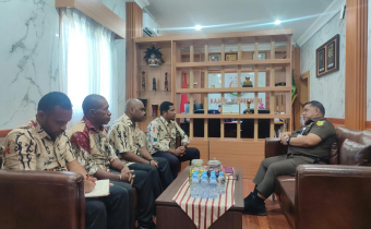 Ketua & Anggota Bawaslu Kabupaten Manokwari Bersama Kajari Manokwari, Amrizal Tahar, S.H., M.H.,