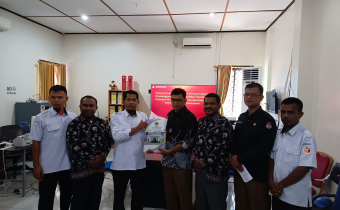 Sesi Foto Bersama Ketua Bawaslu Manokwari, Samsudin Renuat Bersama Anggota  Dan Kepala Sekretariat KPU Manokwari