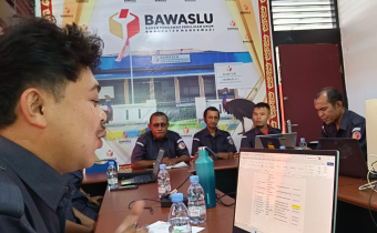 Staf SDM Bawaslu Provinsi Papua Barat Memberikan Coaching Terkait Penggunaan Aplikasi Srikandi Di Lingkungan Bawaslu Kabupaten Manokwari
