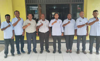 Ketua dan Staf Bawaslu Manokwari Beserta Pihak Kesbangpol yaitu Kepala Kesbangpol Bapak Isak Waramori dan Kabid Poldagri Bapak Harri Ramandey melakukan Foto bersama
