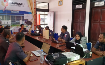 Staf Bawaslu Kabupaten Manokwari Mendengar Arahan Dan Evaluasi dari Ketua Bawaslu Kabupaten Manokwari, Samsudin Renuat