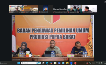 Anggota Bawaslu Provinsi Papua Barat Memberikan Arahan Kepada Anggota Bawaslu Kabupaten Se-Provinsi Papua Barat Melalui Zoom Meeting