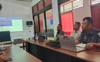 Staf SDM Bawaslu Kabupaten Manokwari, Yosep Amsyamsum Memberikan Materi Konsolidasi Internal Didampingi Oleh Moderator Yaitu Pahala F Siahaan