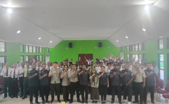 Ketua Bawaslu Manokwari dan Jajaran Pejabat Polbangtan beserta Peserta Akademik Polbangtan Melakukan Sesi Foto Bersama