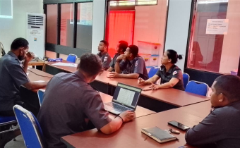 Ketua Bawaslu Manokwari, Samsudin Renuat Memberi Pengarahan Kepada Staf Bawaslu Untuk Memperkuat Konsolidasi Demokrasi & Mempersiapkan Diri Pada Pleno PDPB Triwulan III Tahun 2026
