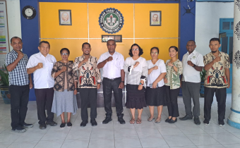 Ketua, Kordiv PPPS dan Staf Bawaslu Manokwari Beserta Plt. Ketua yaitu Ketua Bapak Pdt. Herman Krey dan Jajaran Pimpinan STT Erikson Tritt melakukan Foto bersama