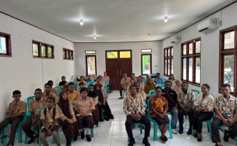 Bawaslu Kabupaten Manokwari, Ketua dan Anggota Beserta Siswa/i SLB Negeri Manokwari Melakukan Foto Bersama 