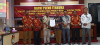 Penerimaan Berita Acara Pleno PDPB Triwulan II Tahun 2026 Oleh Anggota Bawaslu Kabupaten Manokwari, Yustinus Y Maturan dari Ketua KPU Manokwari, Christine R Rumkabu